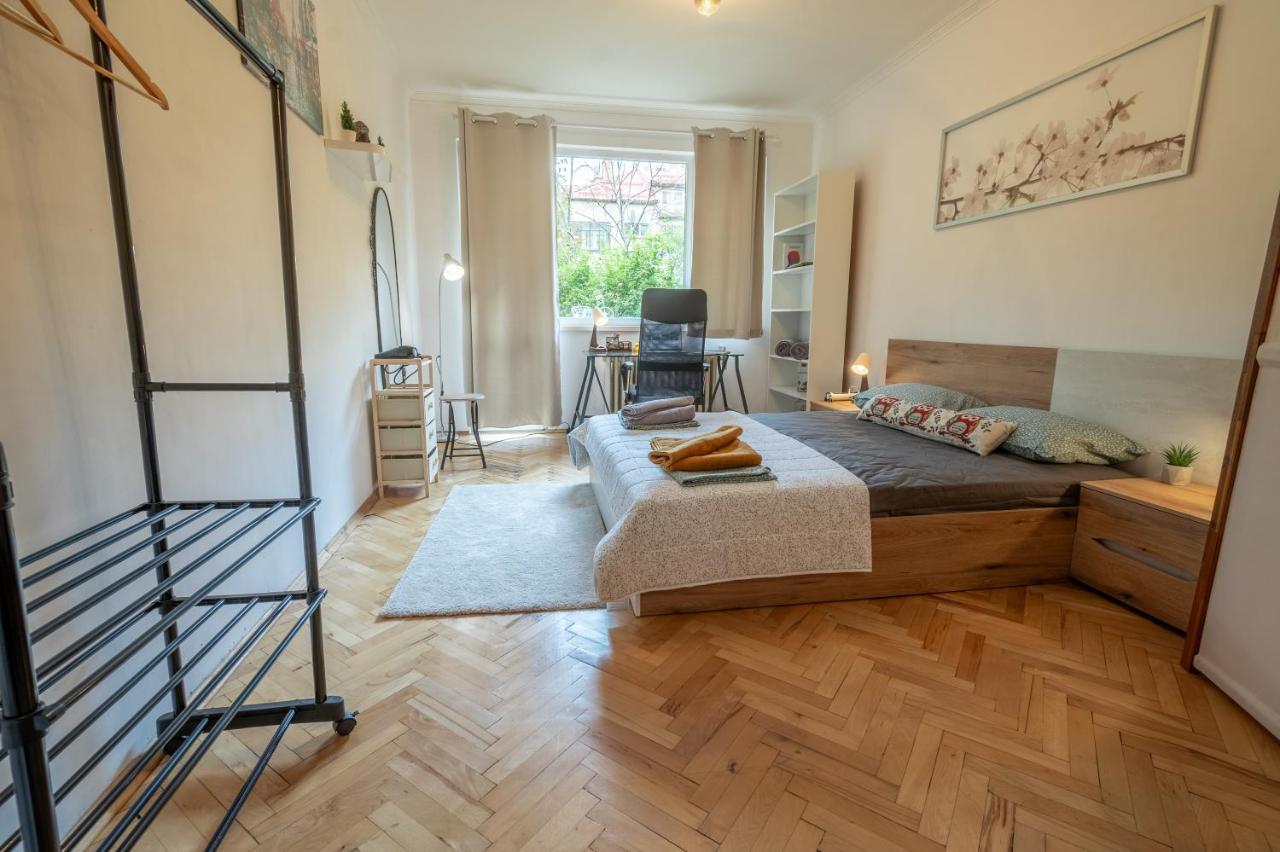 Vivid Condo By Ndk And Vitosha Blvd With Free Secured Parking And Ac Sofia Eksteriør billede